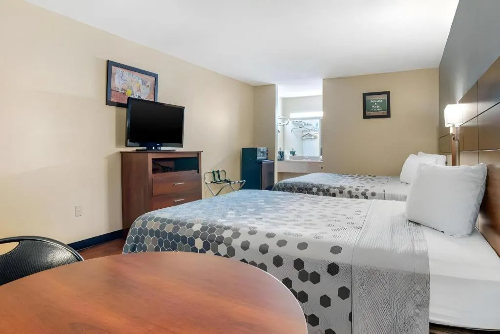 Bed in Econo Lodge Inn & Suites Forest