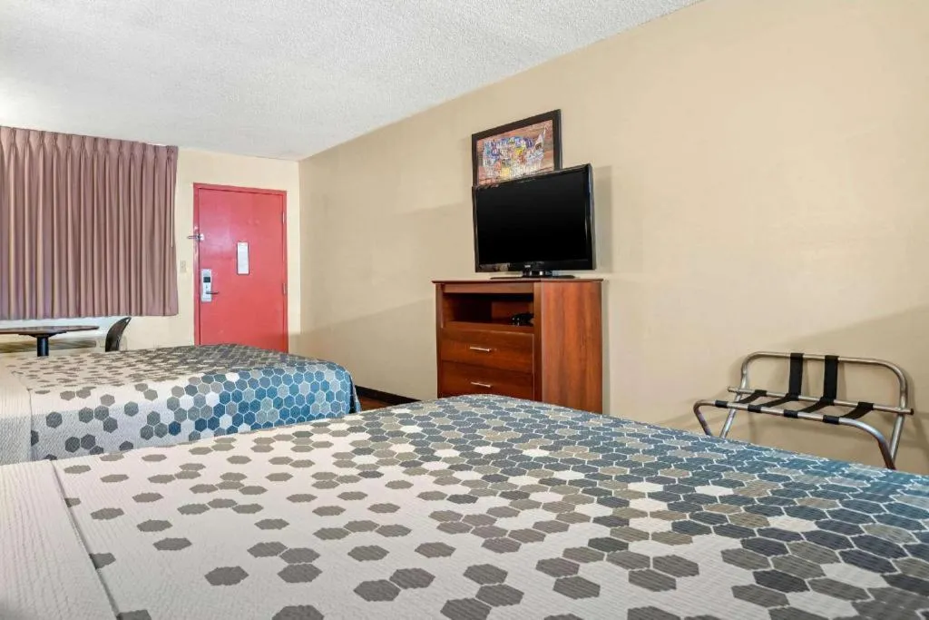 Bed in Econo Lodge Inn & Suites Forest