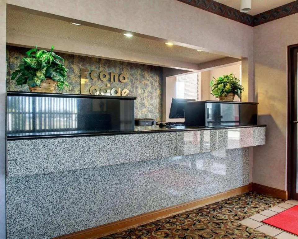 Econo Lodge Inn & Suites Forest