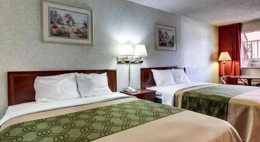 Bed in Econo Lodge Inn & Suites Forest