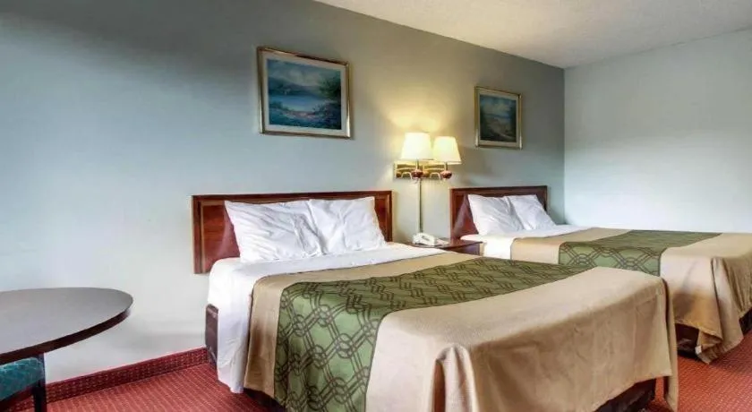 Bed in Econo Lodge Inn & Suites Forest