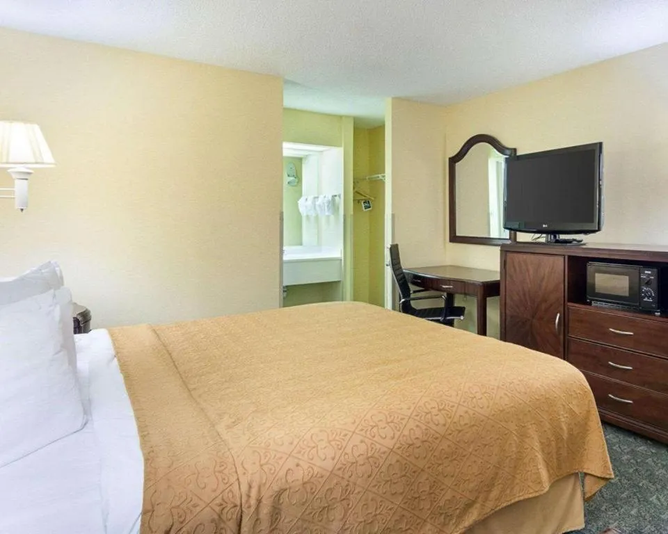 Bed in Quality Inn & Suites Franklin