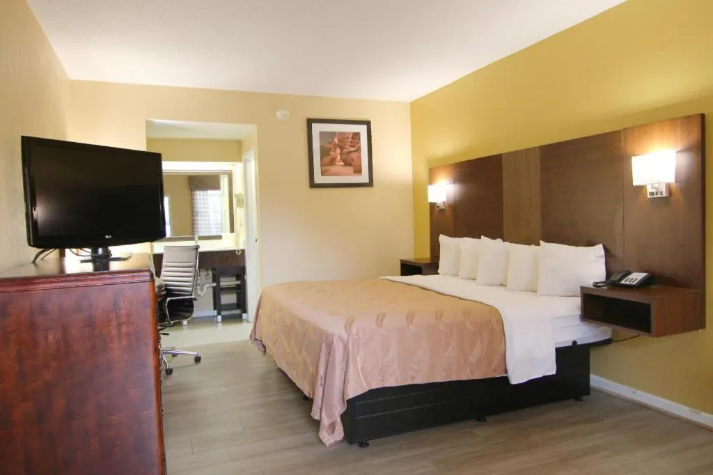 Bed in Quality Inn & Suites Franklin