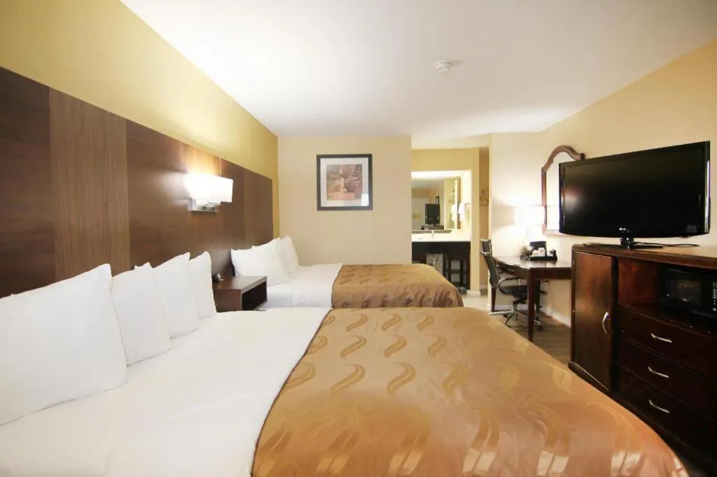 Bed in Quality Inn & Suites Franklin