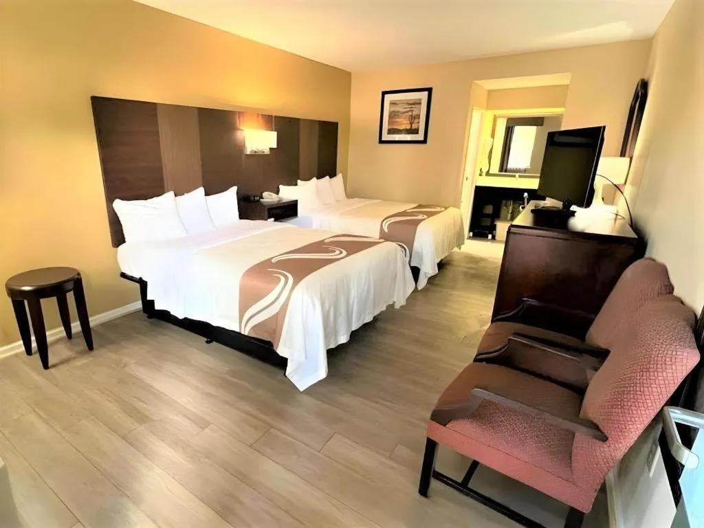 Bed in Quality Inn & Suites Franklin