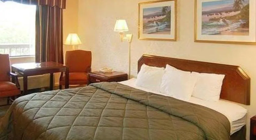 Bed in Quality Inn & Suites Franklin