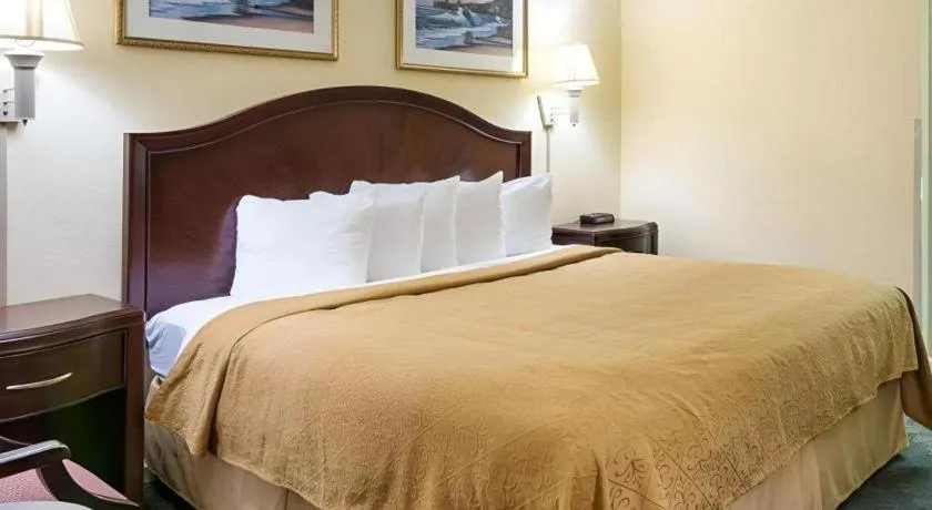 Bed in Quality Inn & Suites Franklin