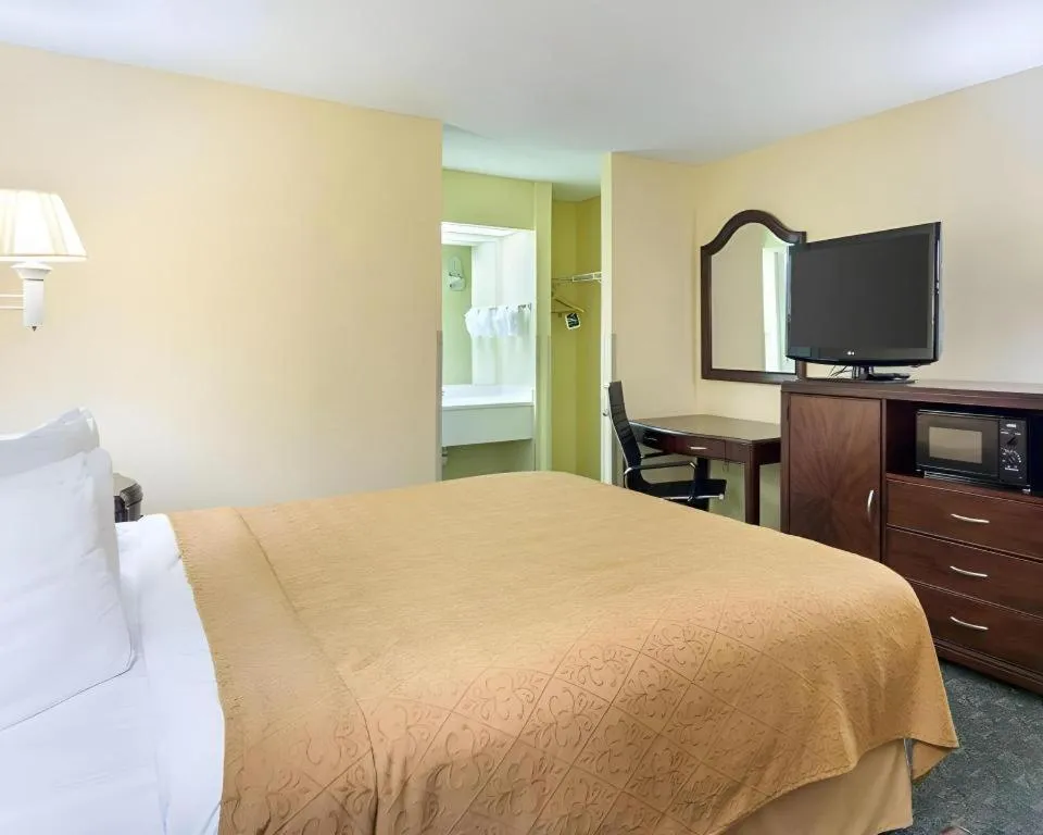 Bed in Quality Inn & Suites Franklin