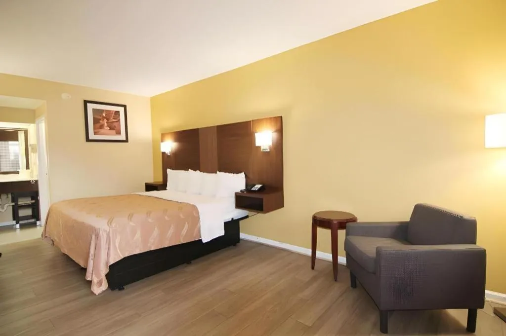 Bed in Quality Inn & Suites Franklin