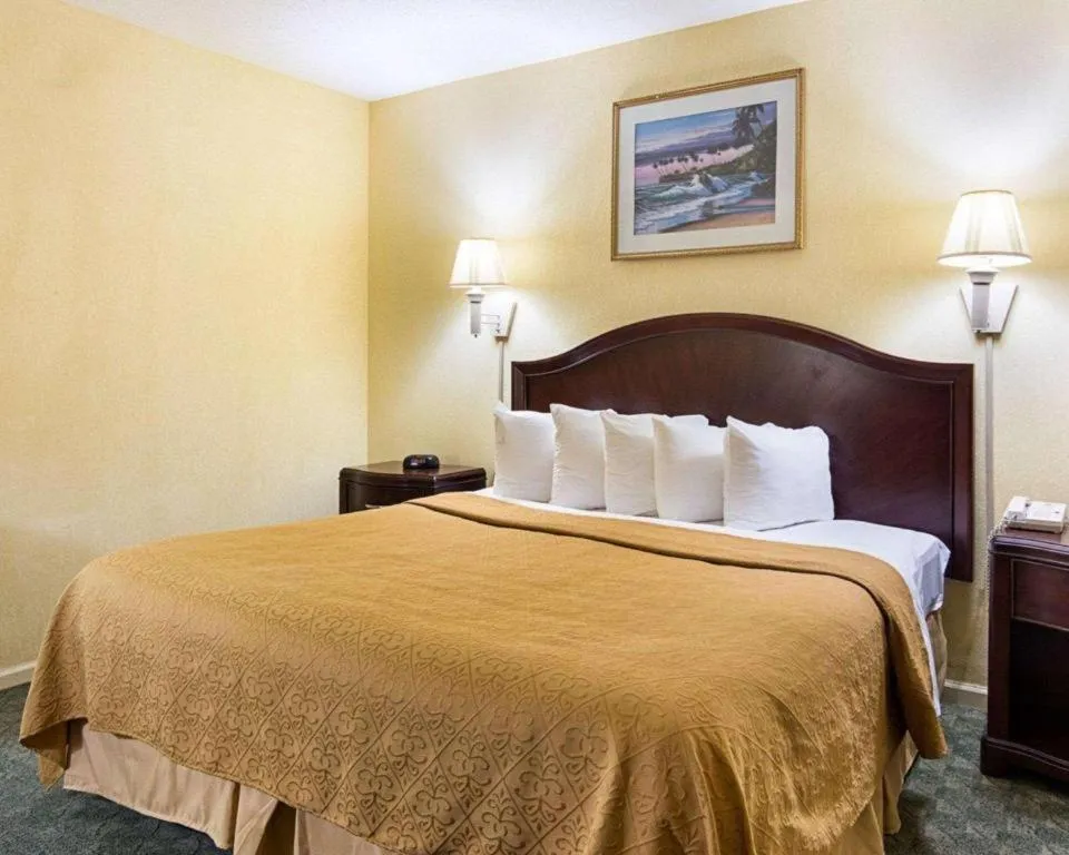 Bed in Quality Inn & Suites Franklin