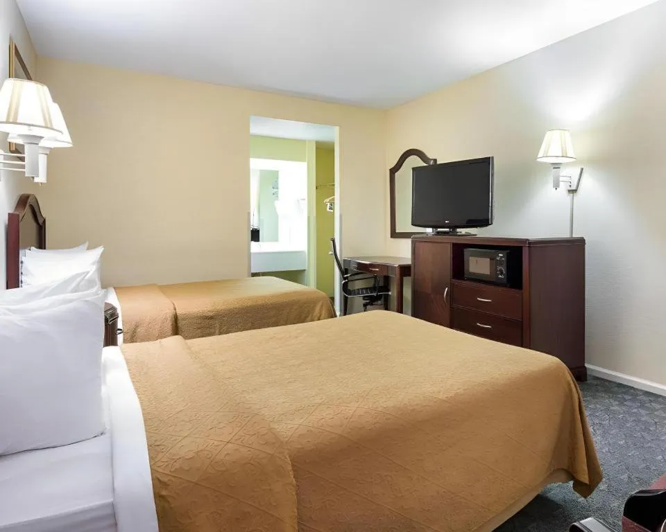 Bed in Quality Inn & Suites Franklin