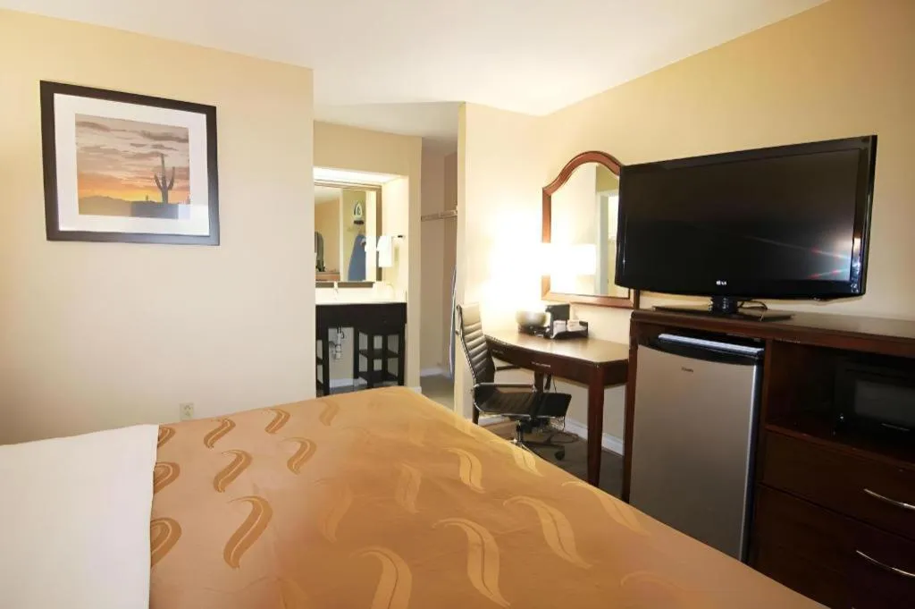 Bed in Quality Inn & Suites Franklin