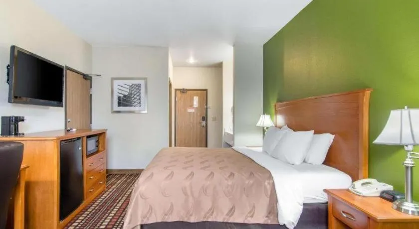 Bed in Quality Inn Kearney - Liberty