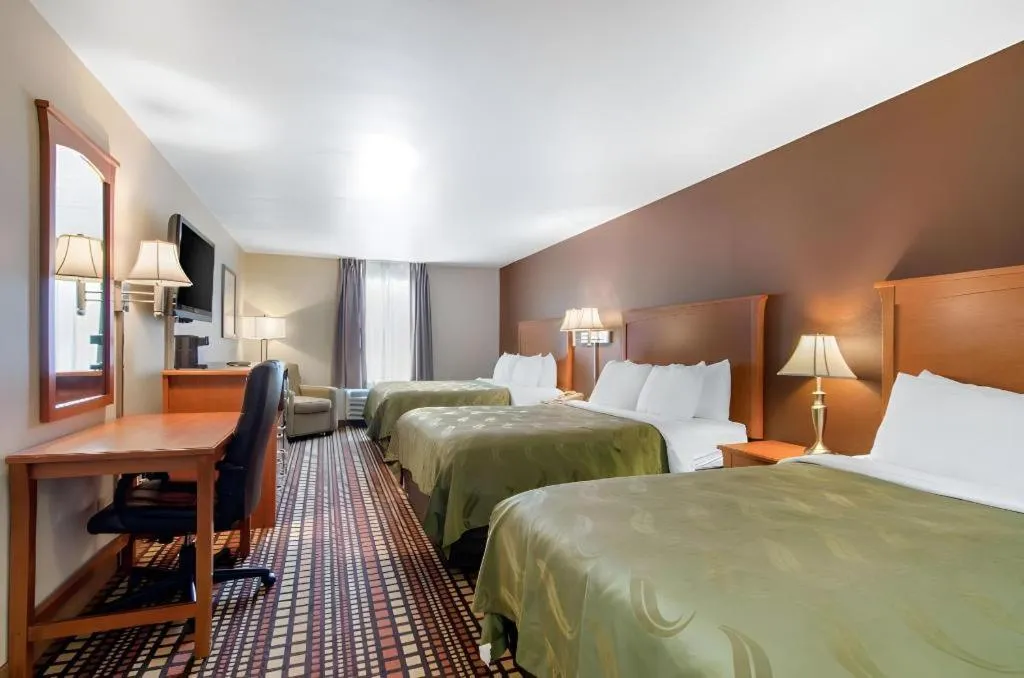 Bed in Quality Inn Kearney - Liberty