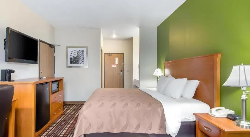 Bed in Quality Inn Kearney - Liberty
