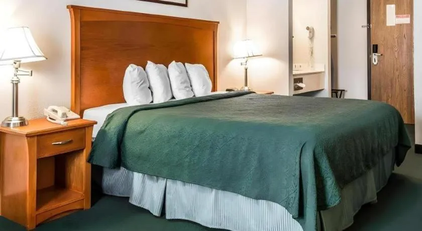 Bed in Quality Inn Kearney - Liberty
