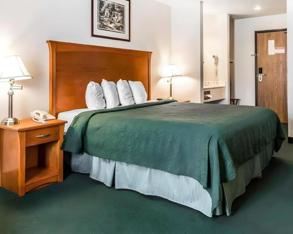 Bed in Quality Inn Kearney - Liberty