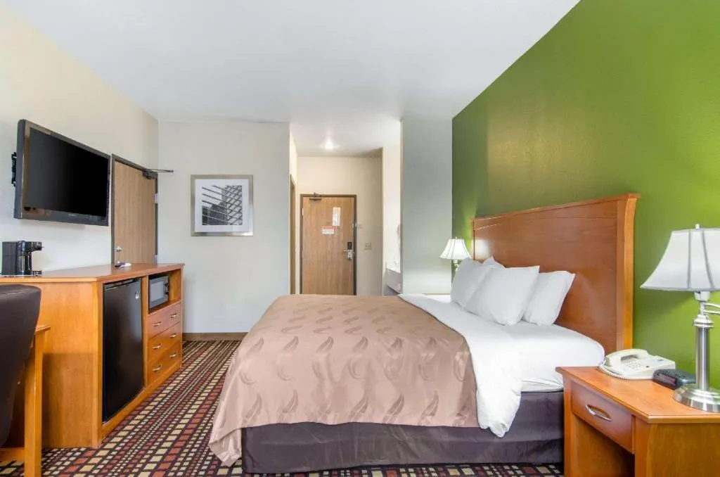 Bed in Quality Inn Kearney - Liberty