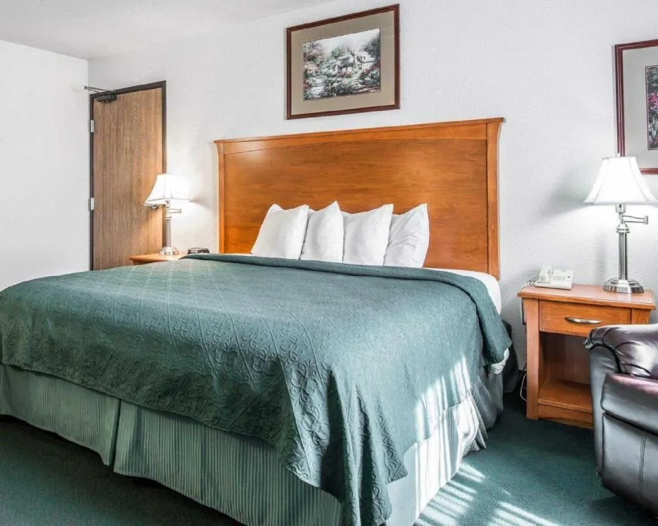 Bed in Quality Inn Kearney - Liberty