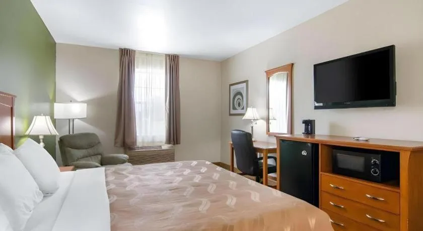 Bed in Quality Inn Kearney - Liberty