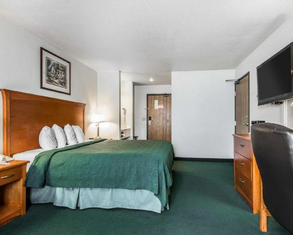 Bed in Quality Inn Kearney - Liberty