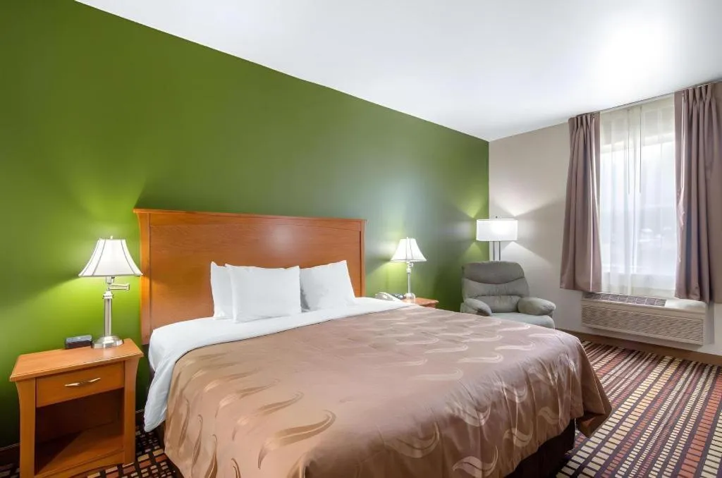 Bed in Quality Inn Kearney - Liberty