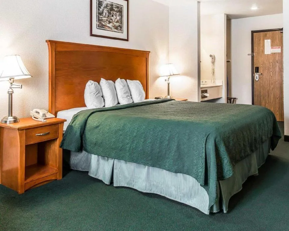Bed in Quality Inn Kearney - Liberty