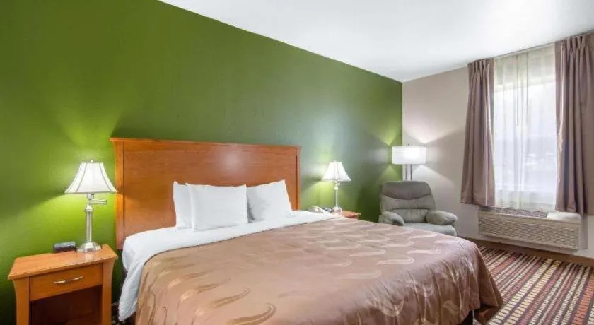 Bed in Quality Inn Kearney - Liberty