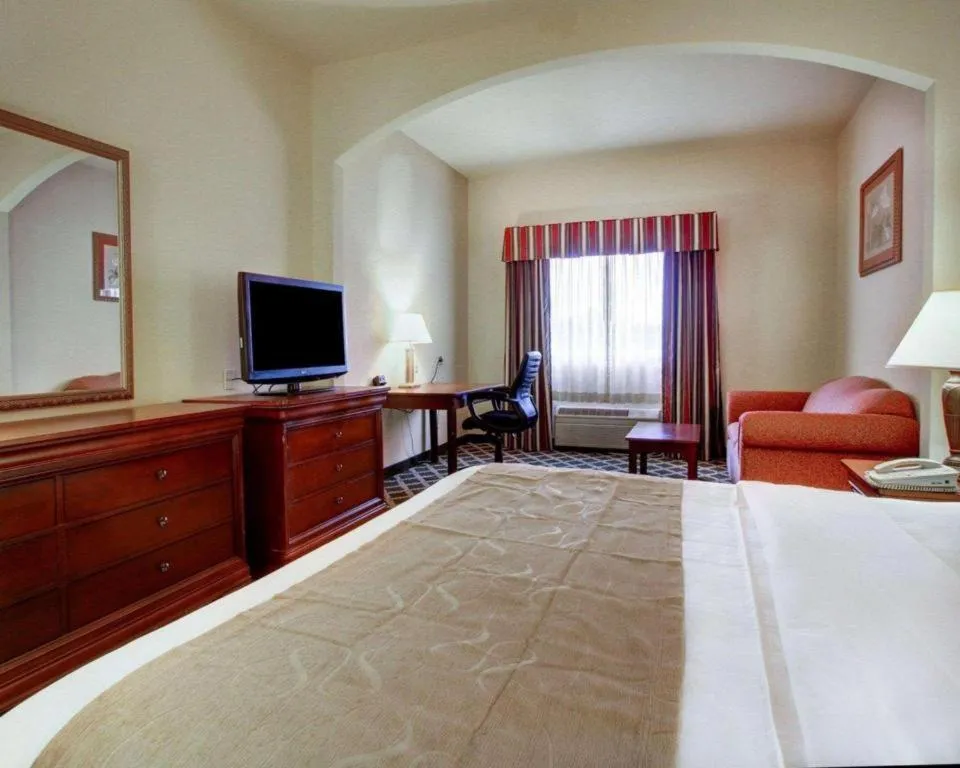 Bed in Clarion Suites Vidalia Riverfront