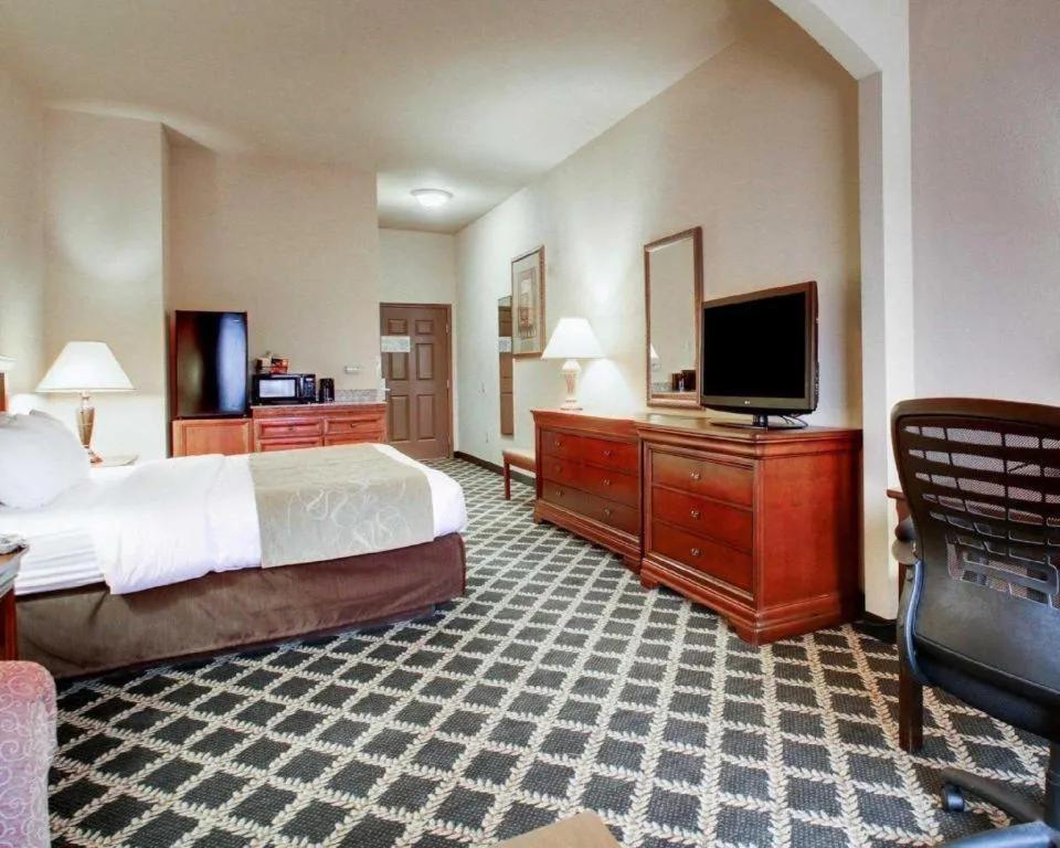 Bed in Clarion Suites Vidalia Riverfront