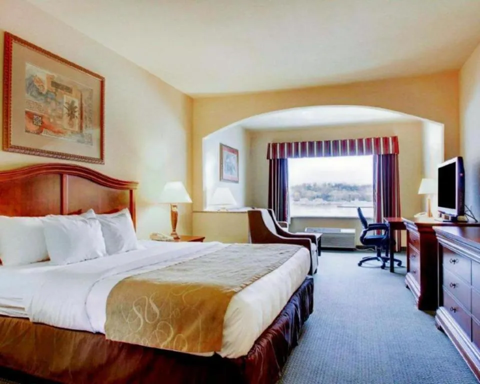 Bed in Clarion Suites Vidalia Riverfront