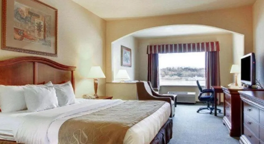 Bed in Clarion Suites Vidalia Riverfront