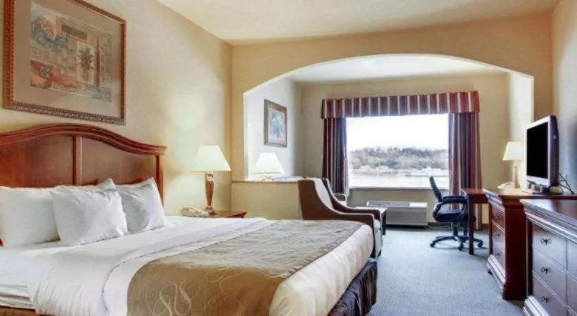 Bed in Clarion Suites Vidalia Riverfront