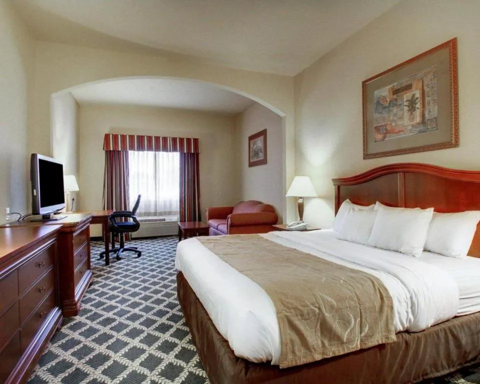 Bed in Clarion Suites Vidalia Riverfront