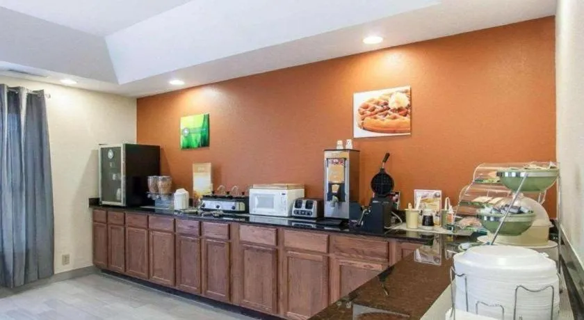 Quality Inn And Suites Centerv