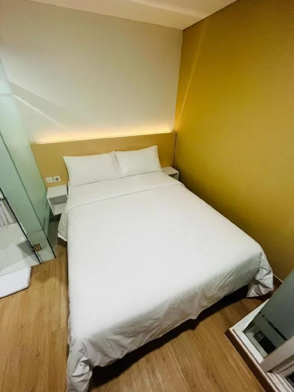 Bed in Clay Hotel Jakarta