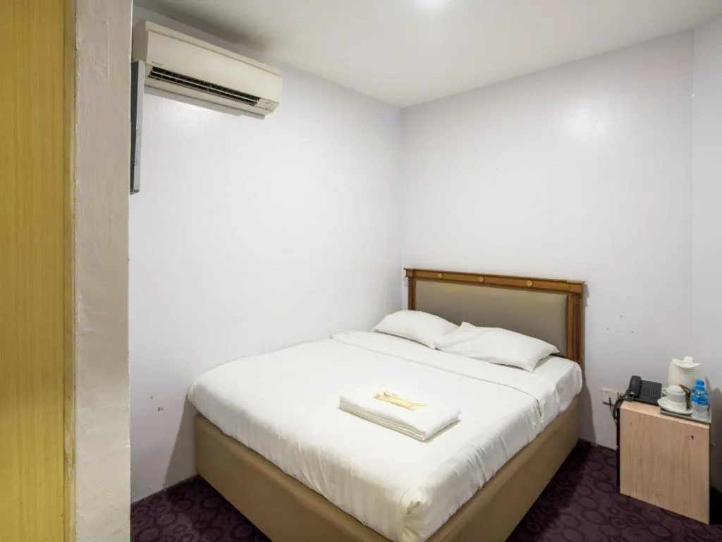 Bed in Meriton Hotel