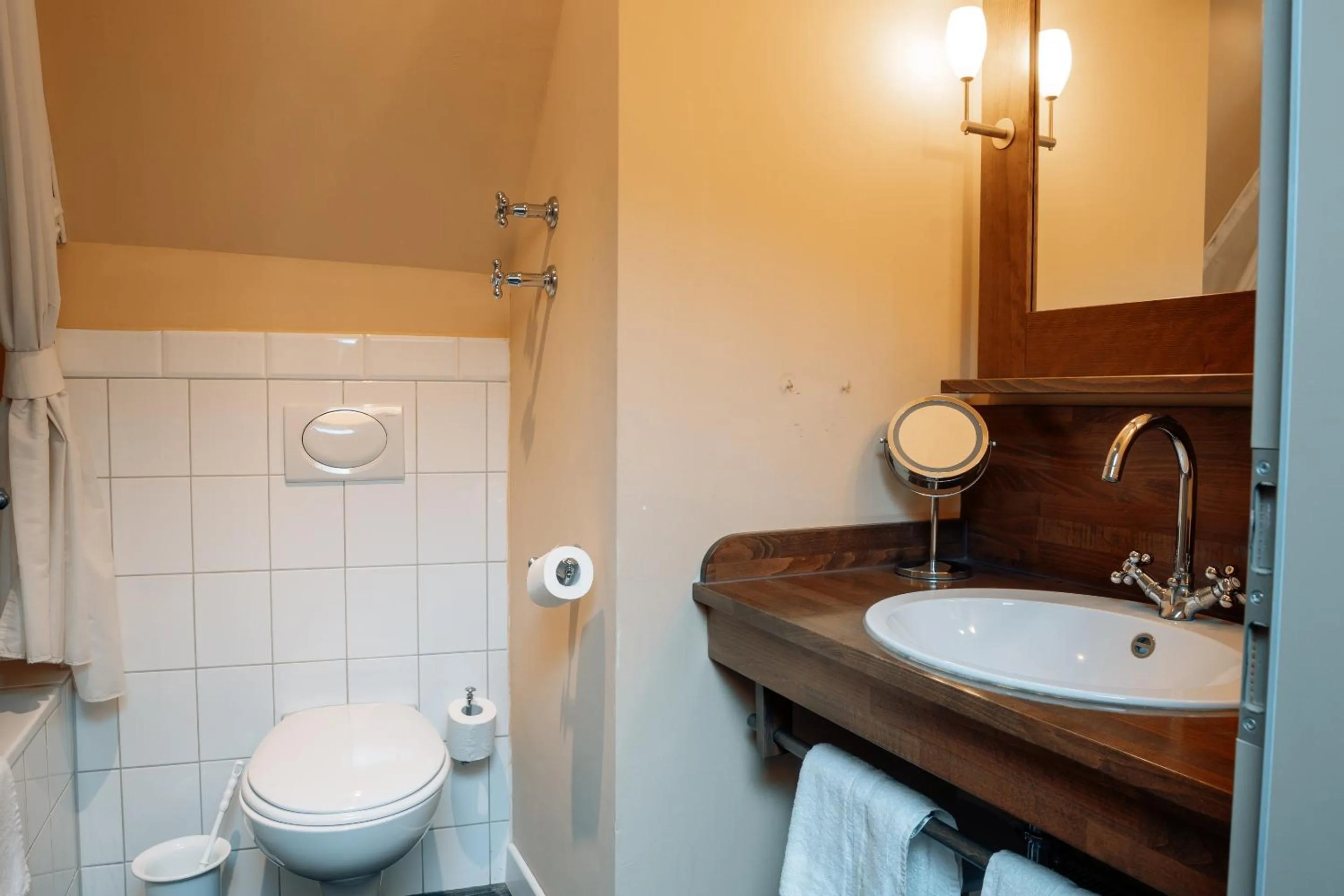 Bathroom in Friedrich von Schiller Hotel