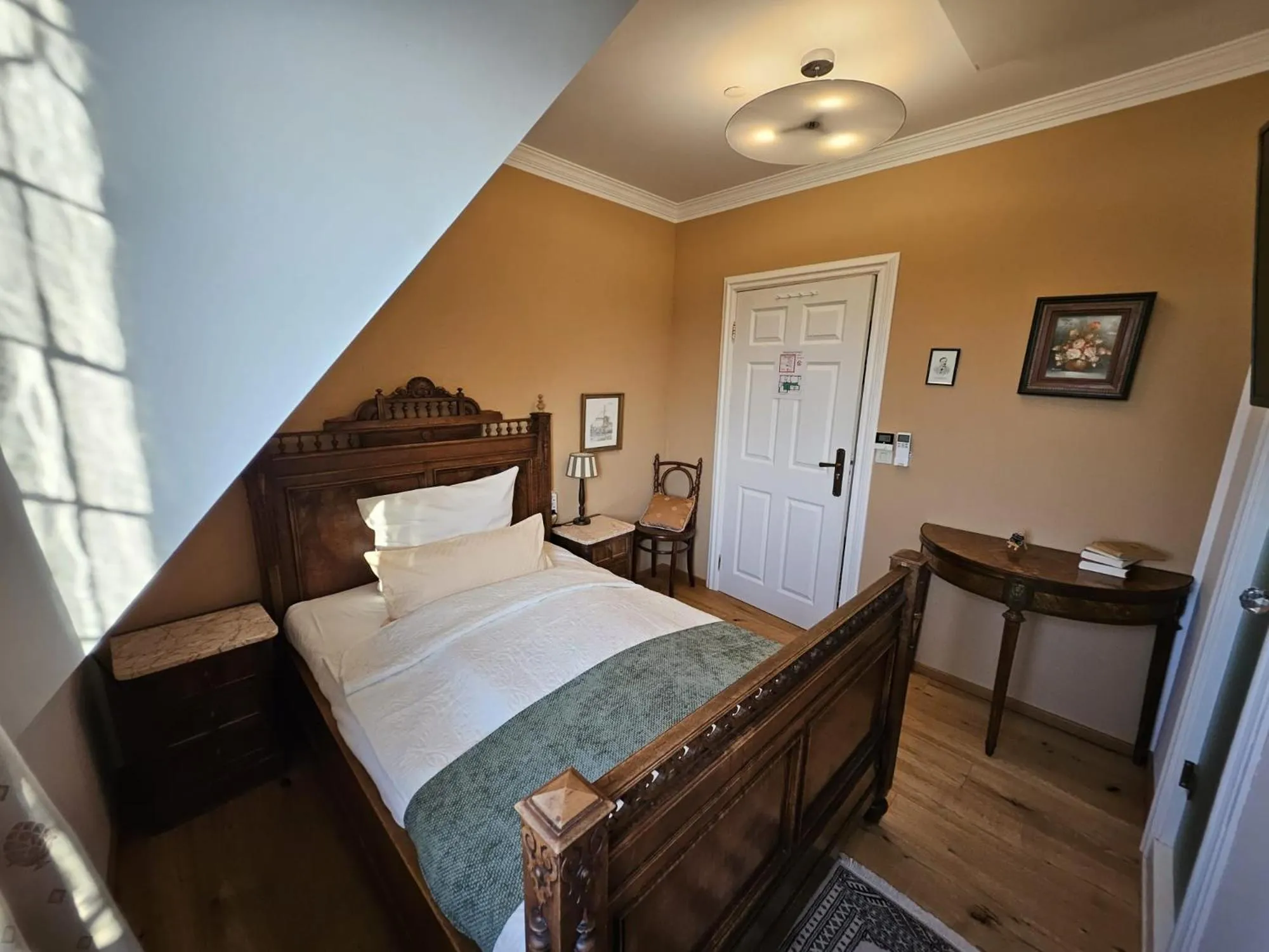 Photo of the whole room in Klein Holland