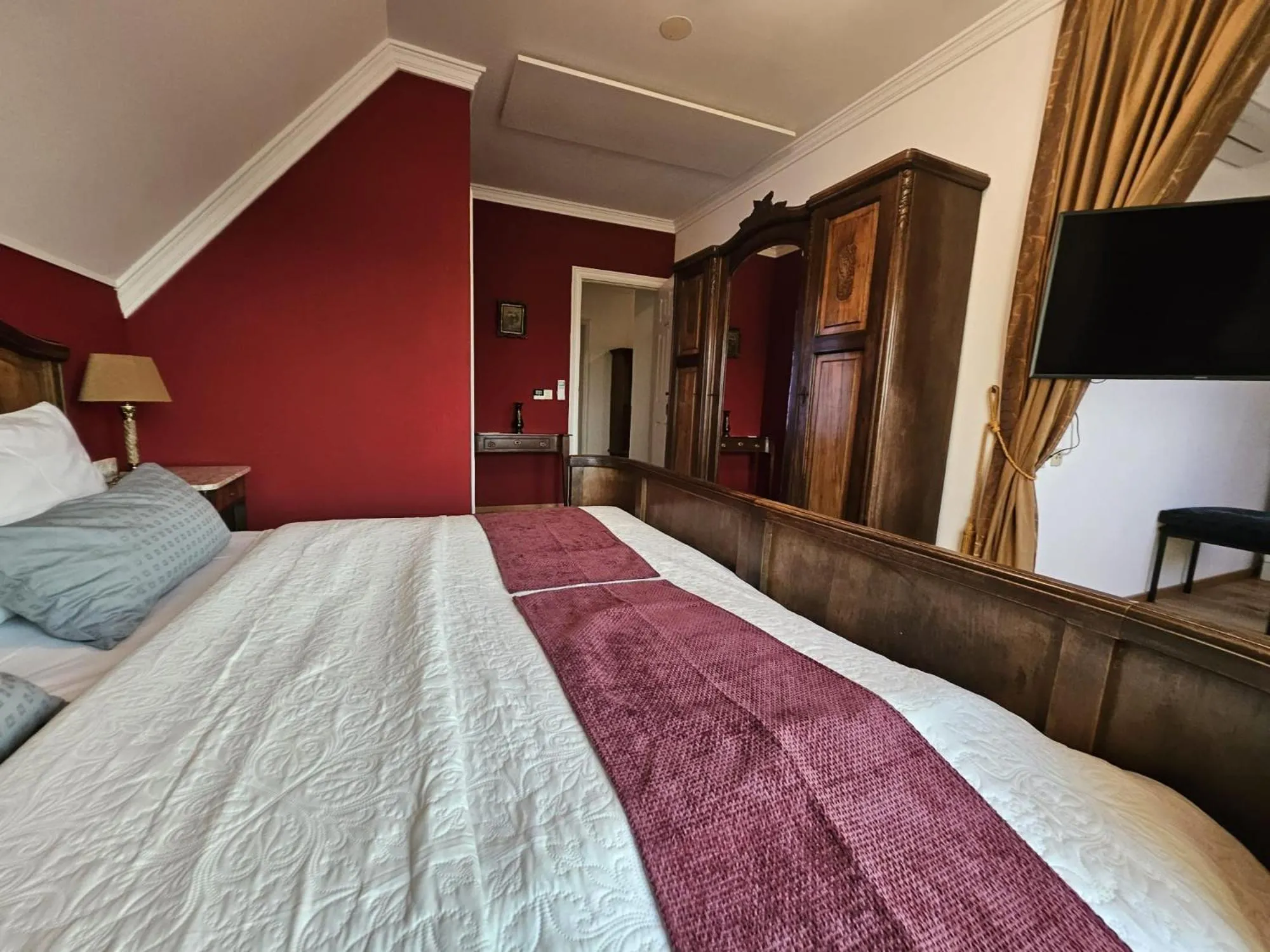 Photo of the whole room in Klein Holland