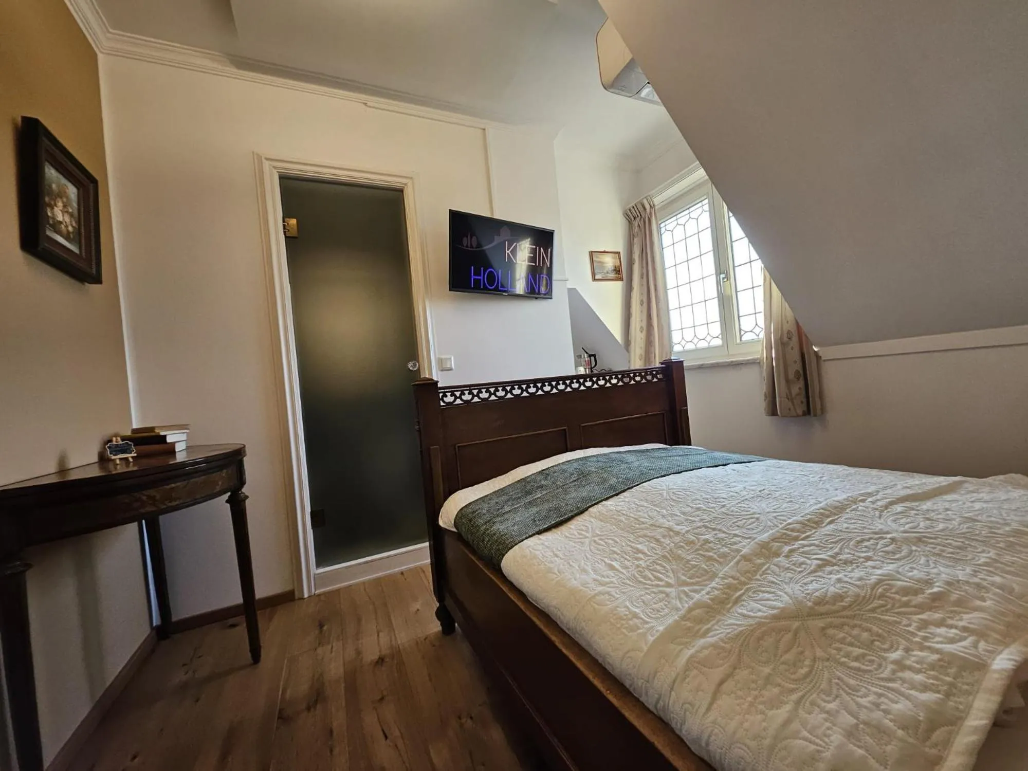 Photo of the whole room in Klein Holland