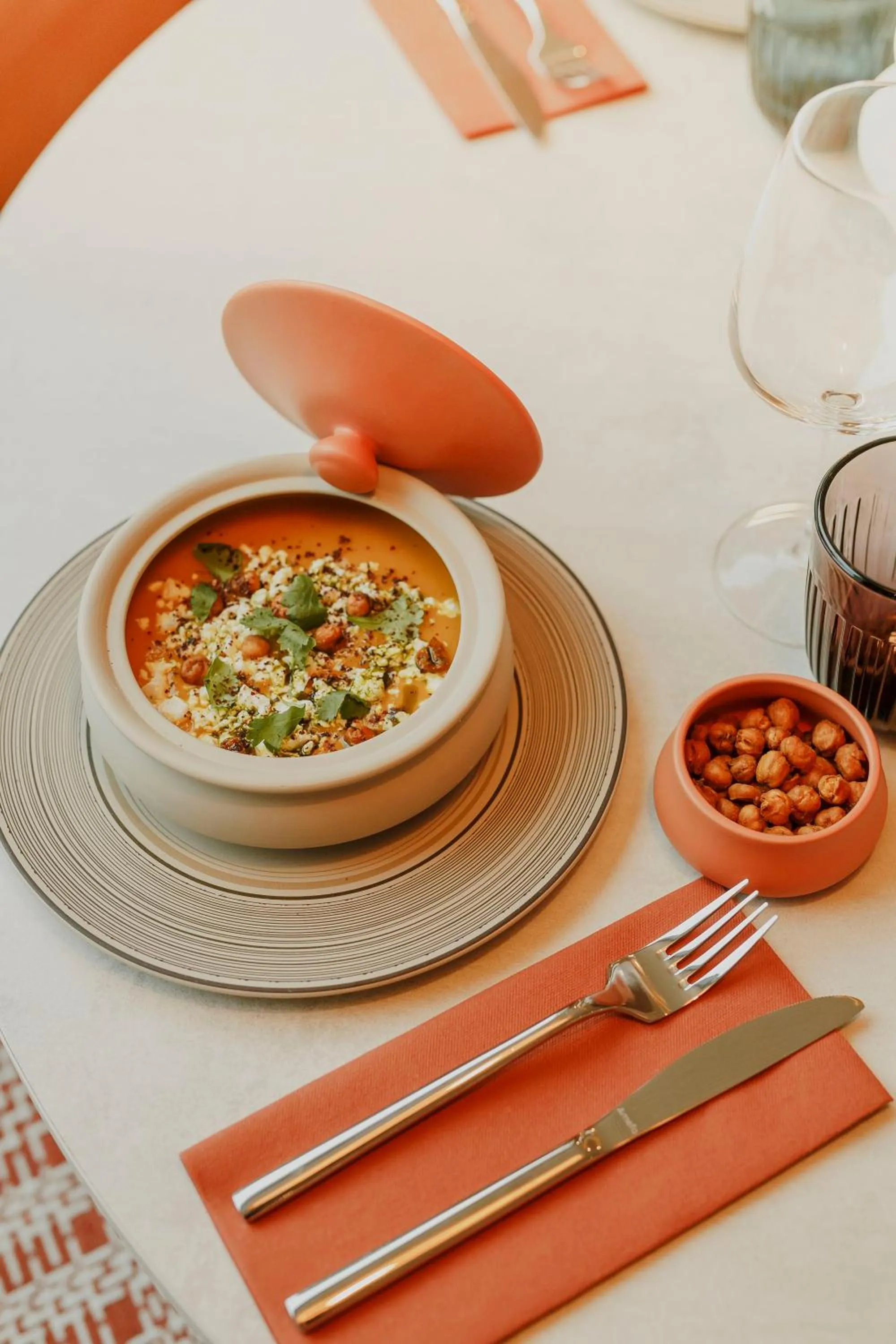 Restaurant/places to eat in HOOD Hotel