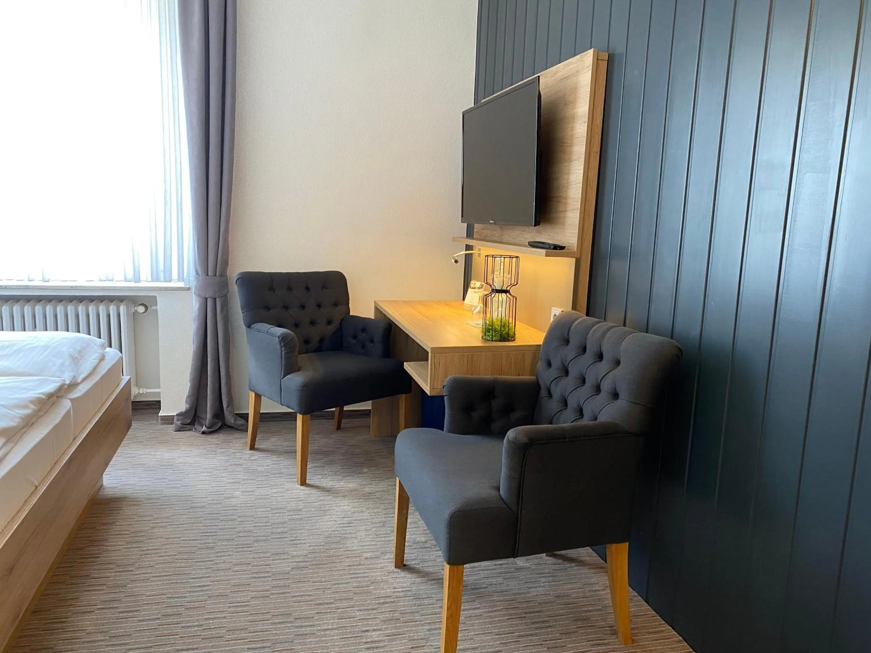 Seating area, Bed in Weinhotel Römerbad