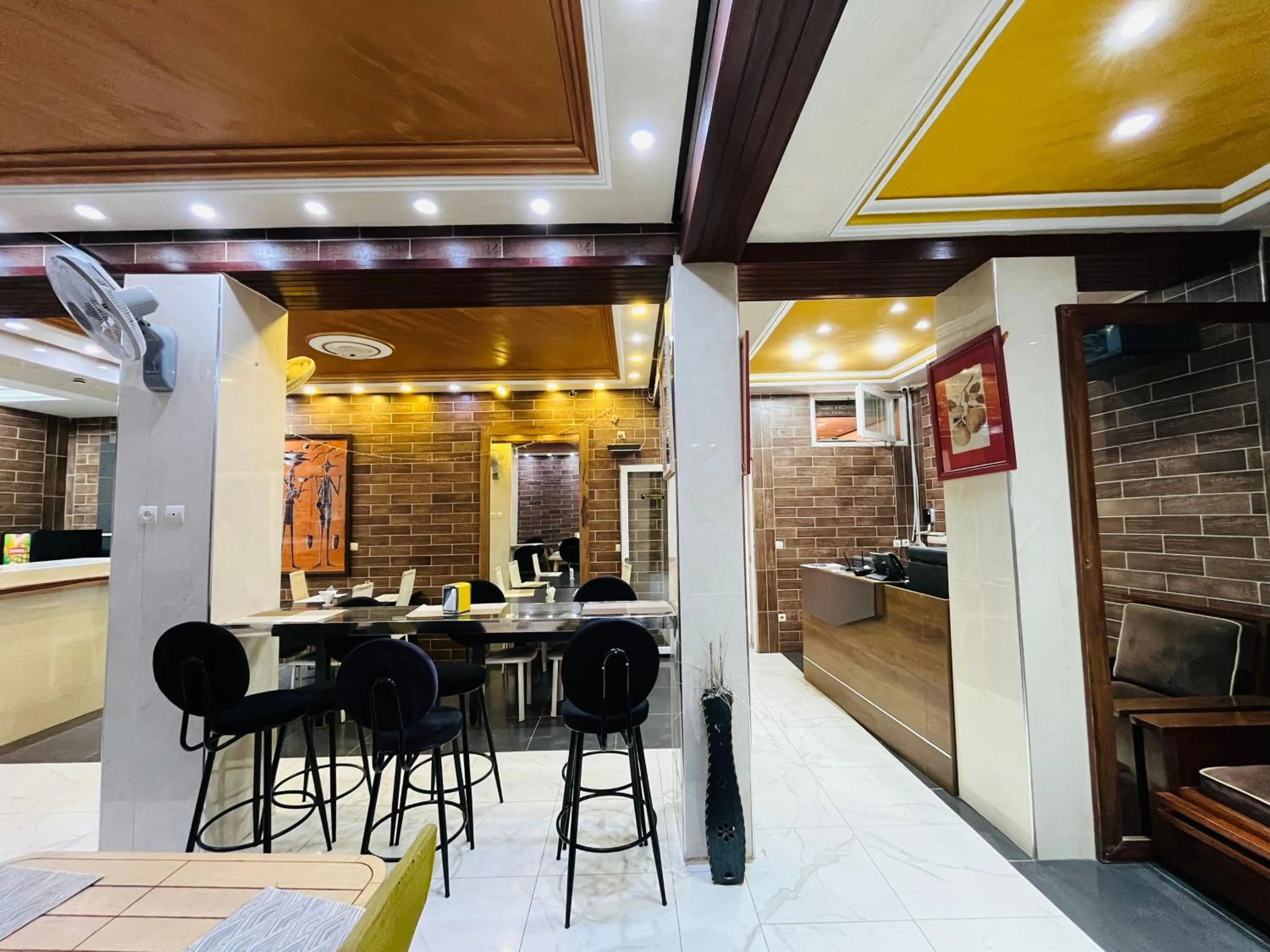 Restaurant/places to eat in Hôtel Darou Khoudoss