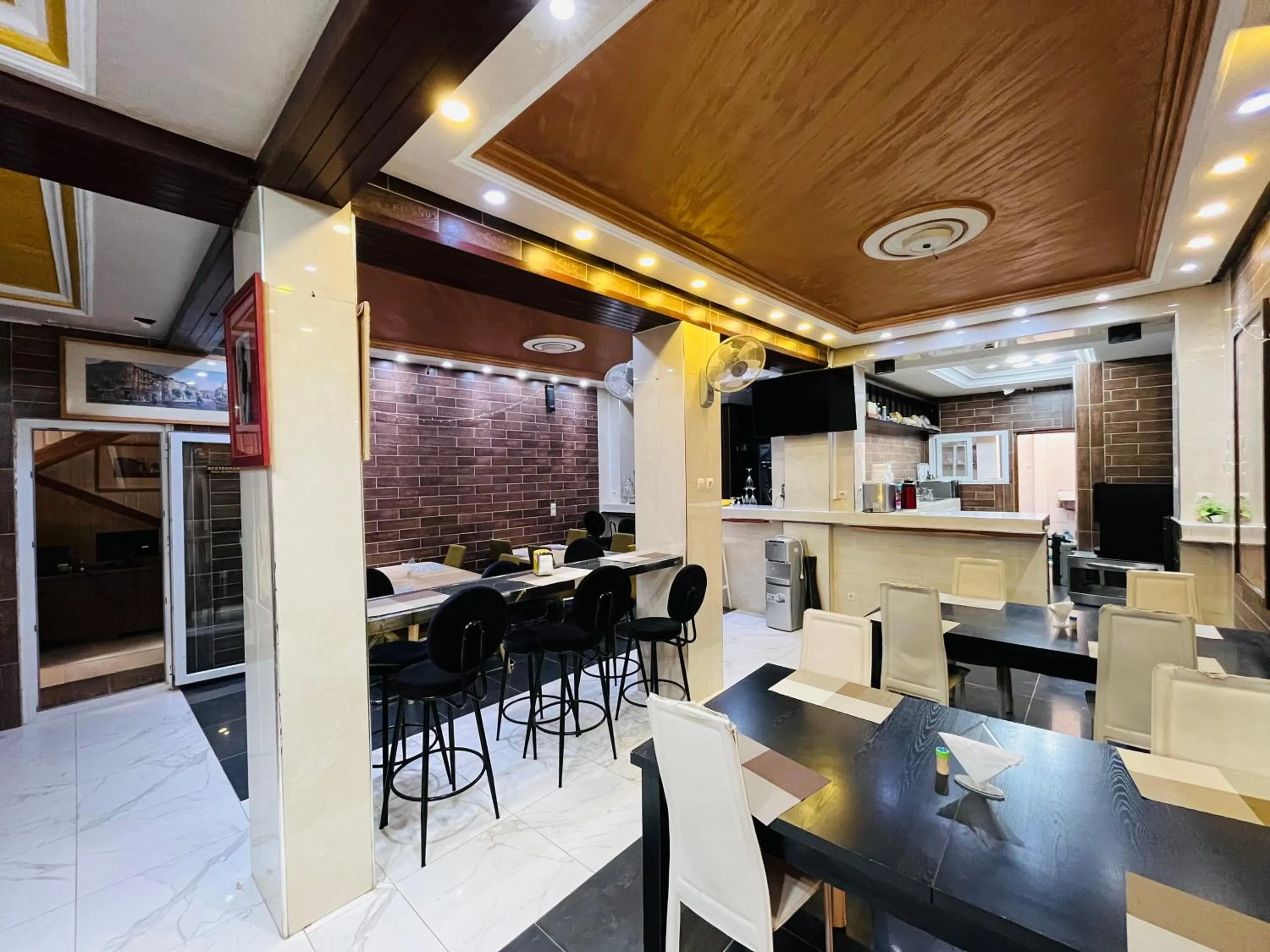 Restaurant/places to eat in Hôtel Darou Khoudoss