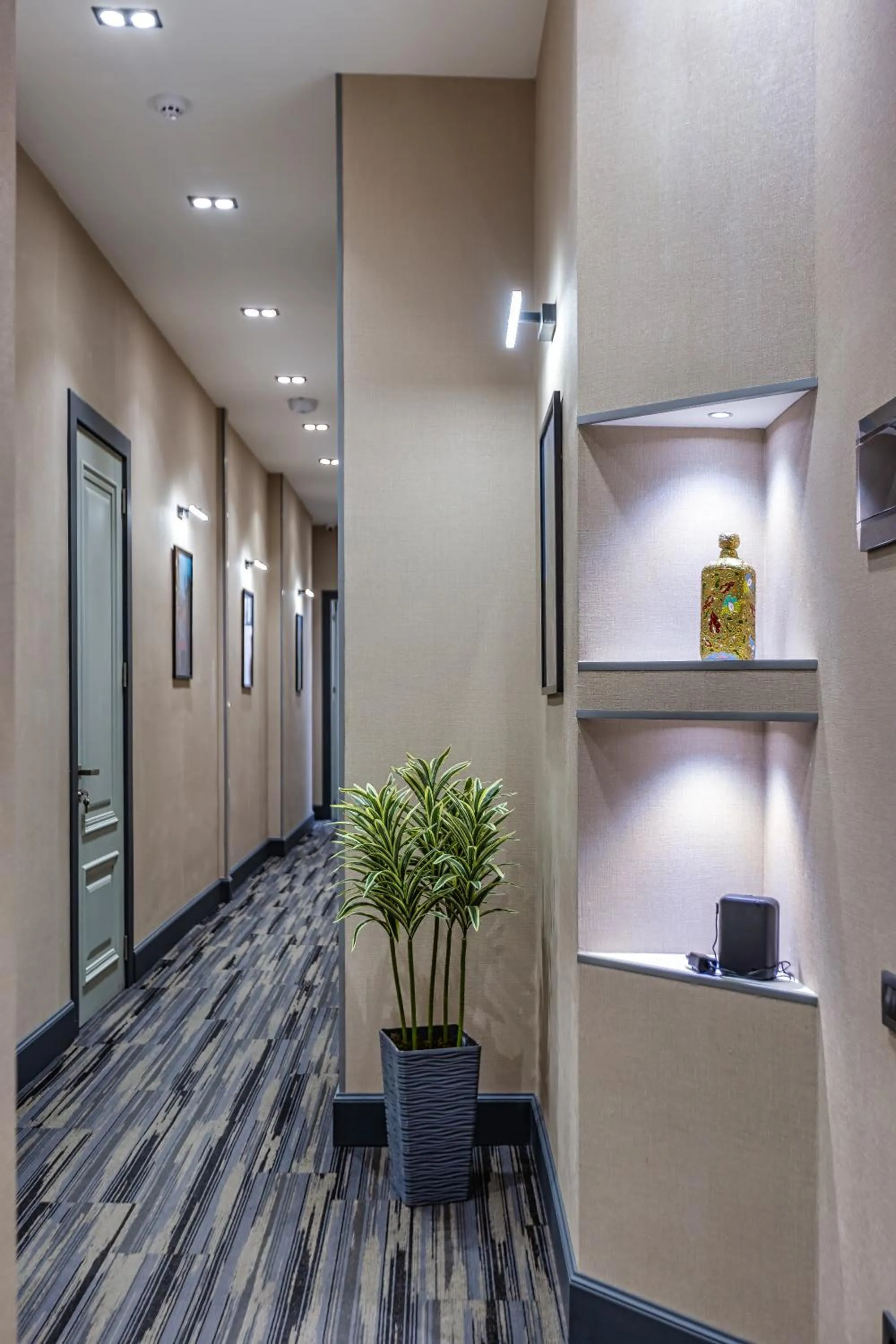 Restaurant/places to eat in Nizami Central Park Hotel