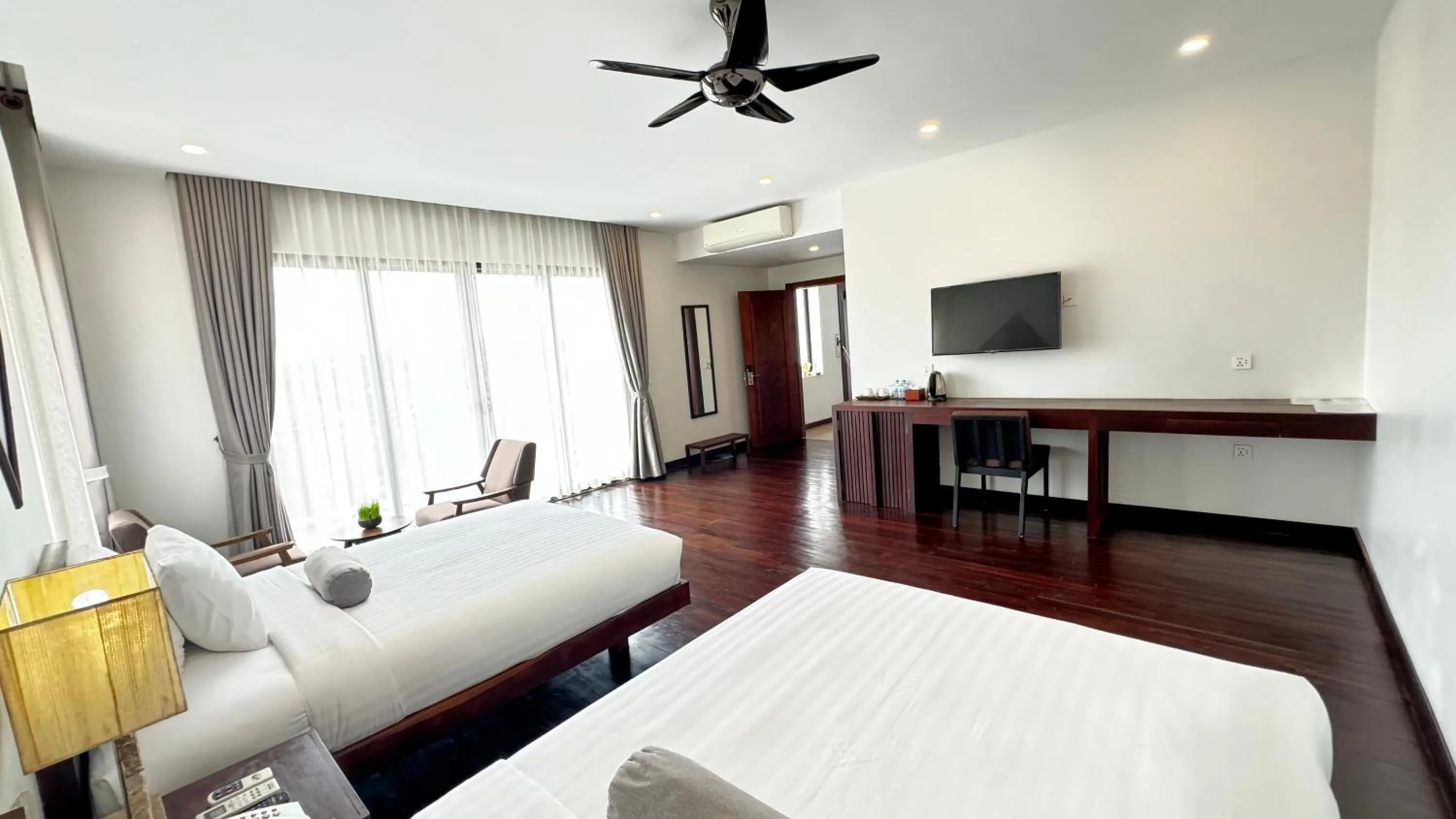 Photo of the whole room, Bed in Mealy Villa