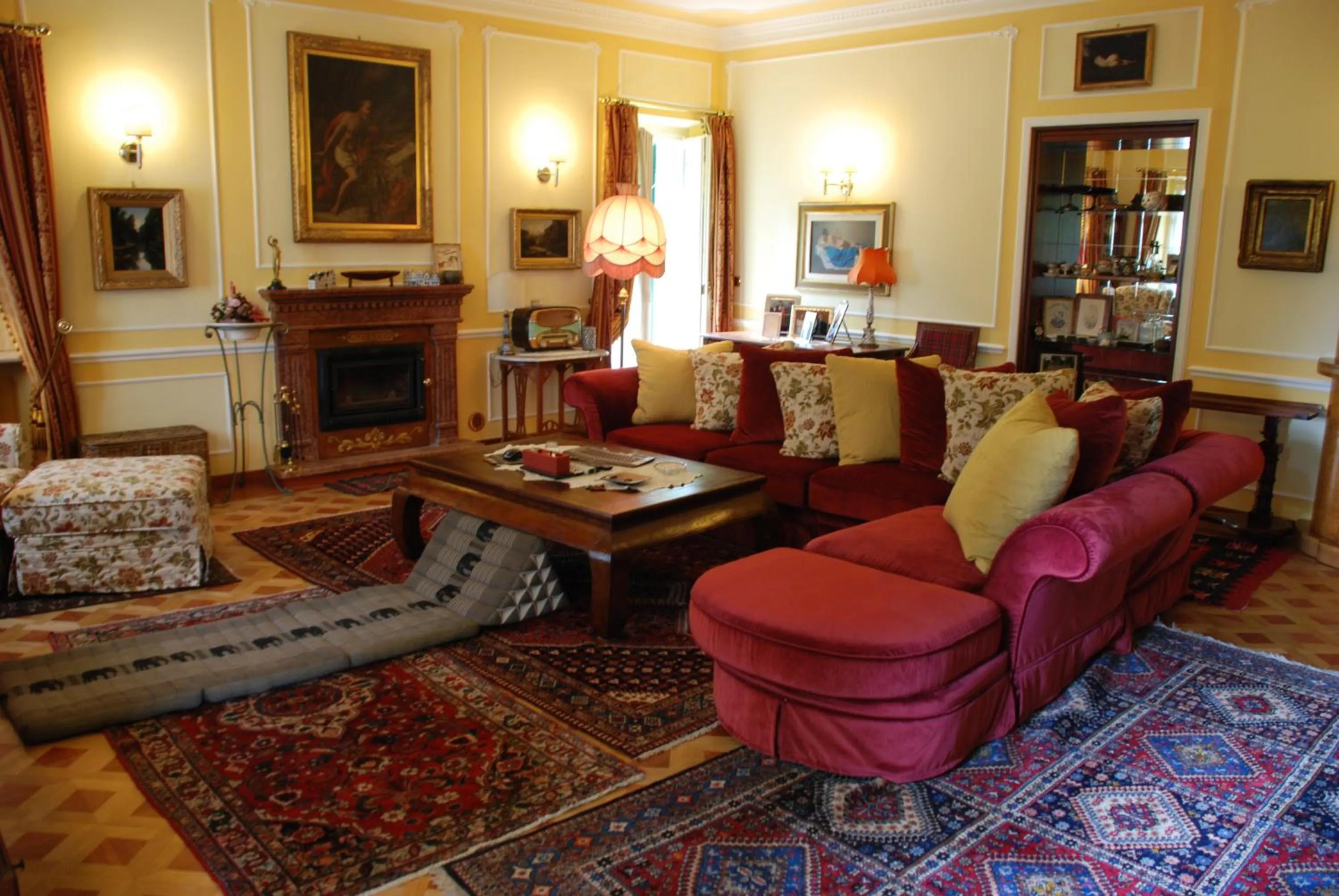 Communal lounge/ TV room in Villa Mirano Bed & Breakfast