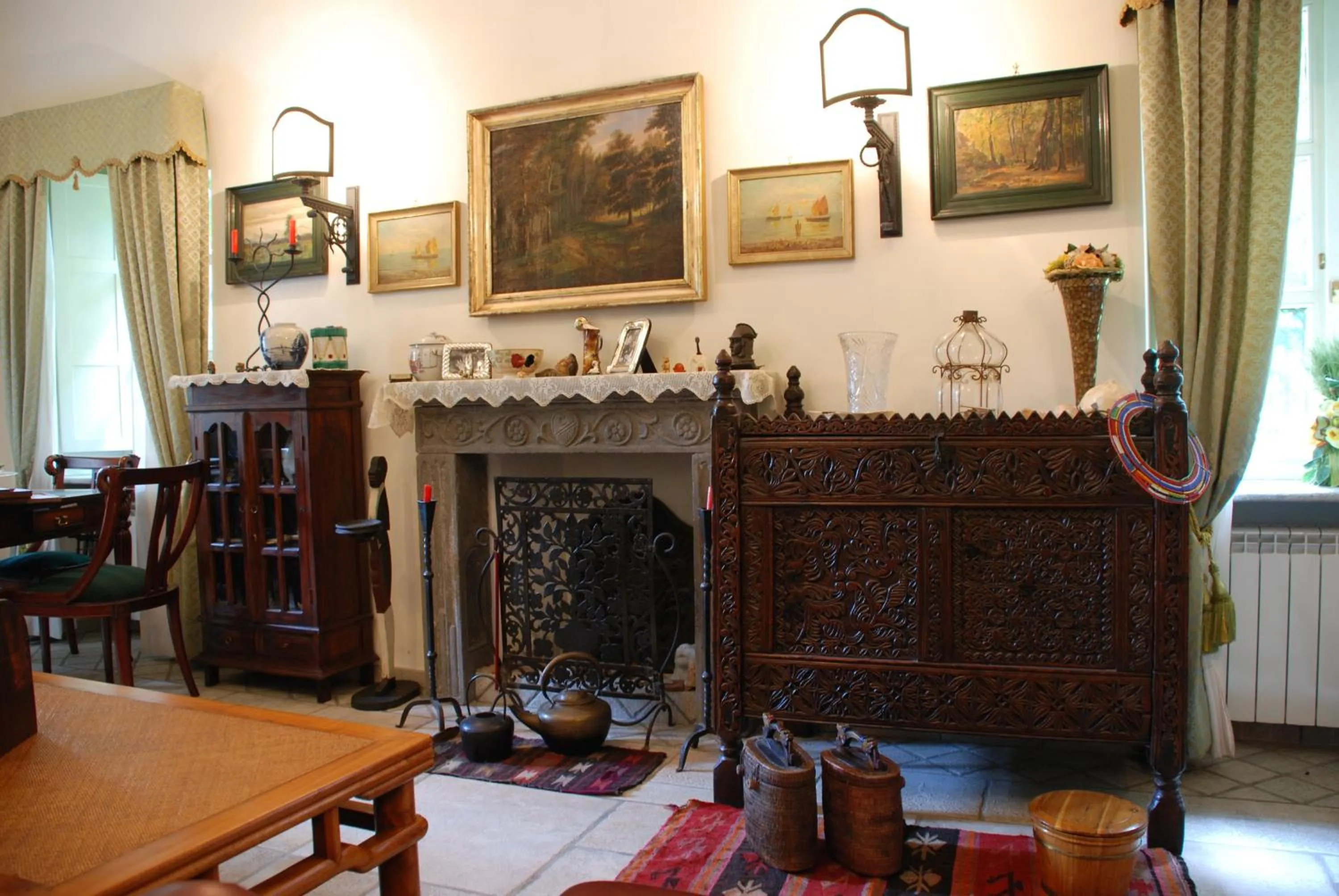 Communal lounge/ TV room in Villa Mirano Bed & Breakfast