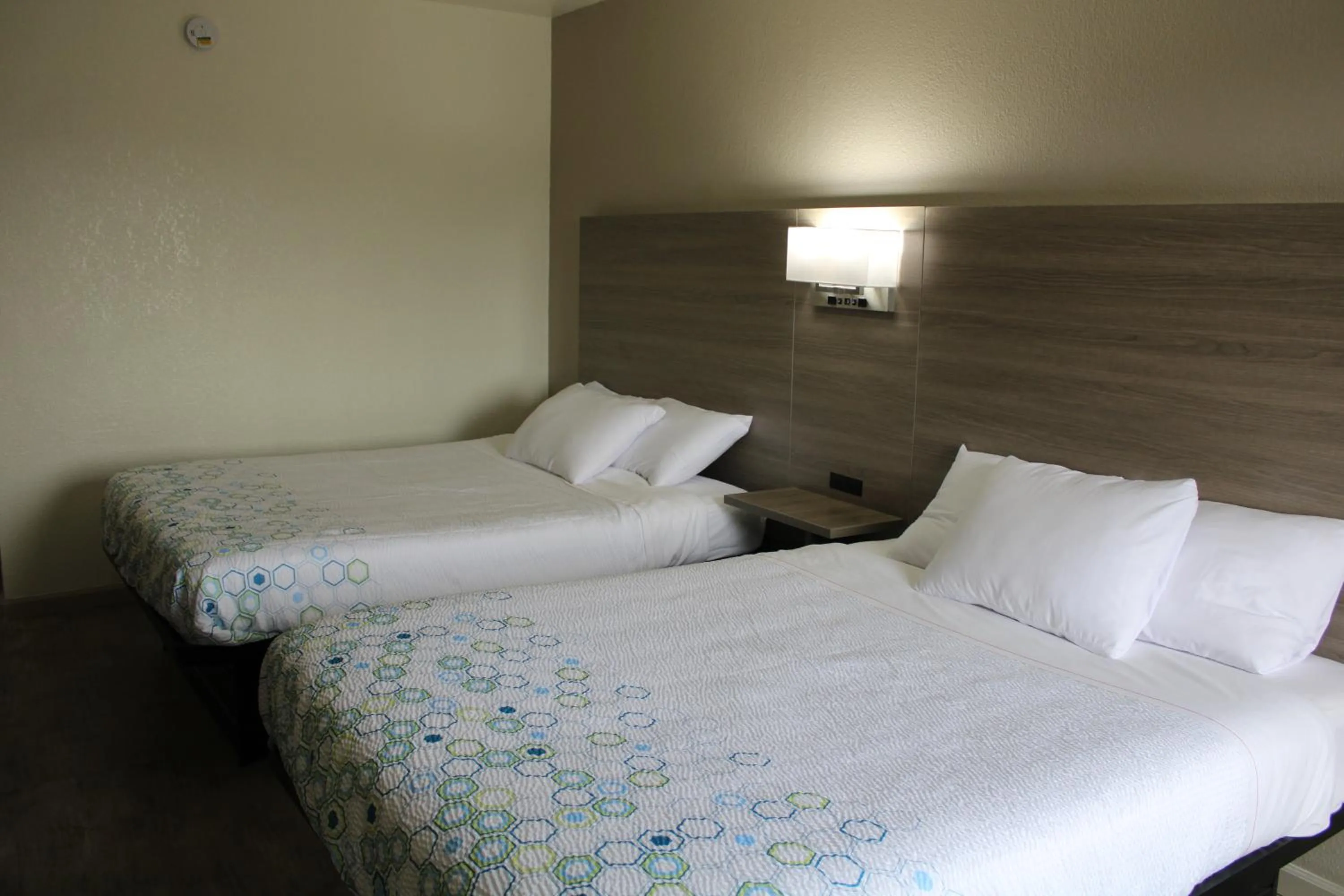 Bedroom, Bed in BlissPoint Inn, Kokomo